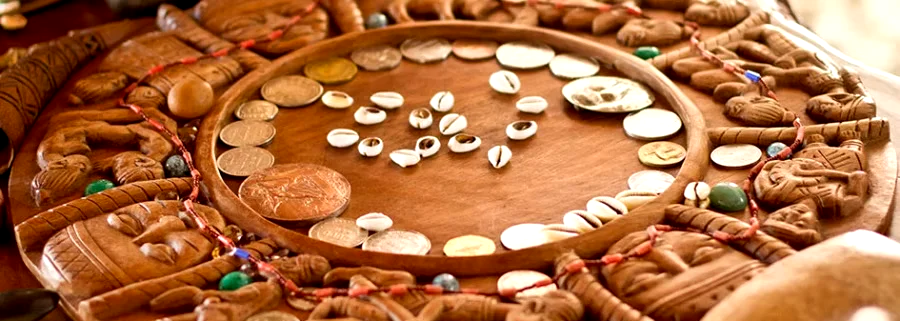 Consultation de voyance avec cauris et arts divinatoires africains du marabout médium Karan Sankoumba à Drancy Paris, séance de divination et prédictions d'avenir