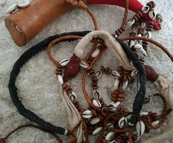 Gris-gris ancestral avec cauris de divination du marabout voyant Karan Sankoumba, transmis depuis 7 générations pour la voyance et la protection spirituelle
