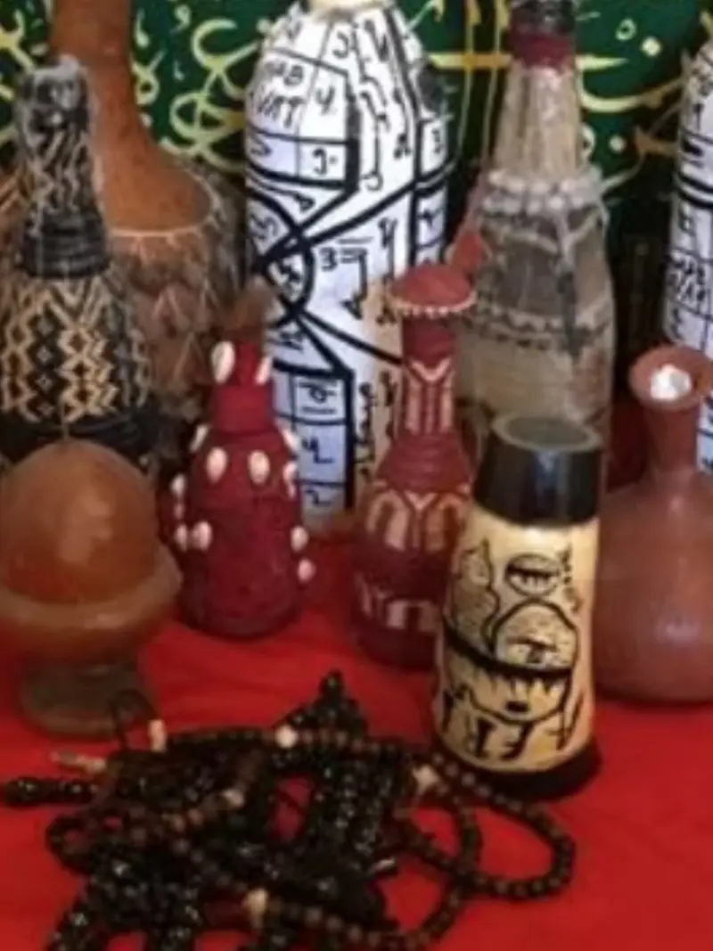 Objets rituels de protection du couple bouteilles sacrées statuettes colliers marabout africain Karan Sankoumba renforcement liens amoureux