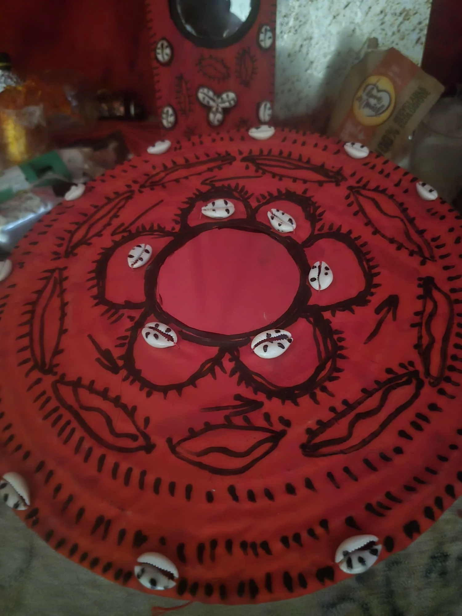 Plateau de divination avec cauris et symboles mystiques traditionnels africains utilisé par le marabout Karan Sankoumba pour prédictions et rituels